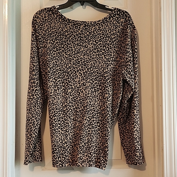 Women's L leopard print cardigan button- up sweater. - Picture 3 of 4